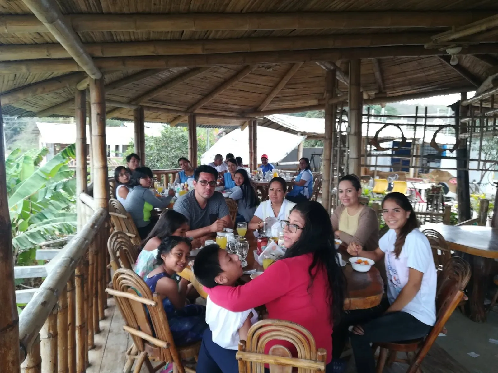 Mamás y familias compartiendo un almuerzo en un paseo de FANAC