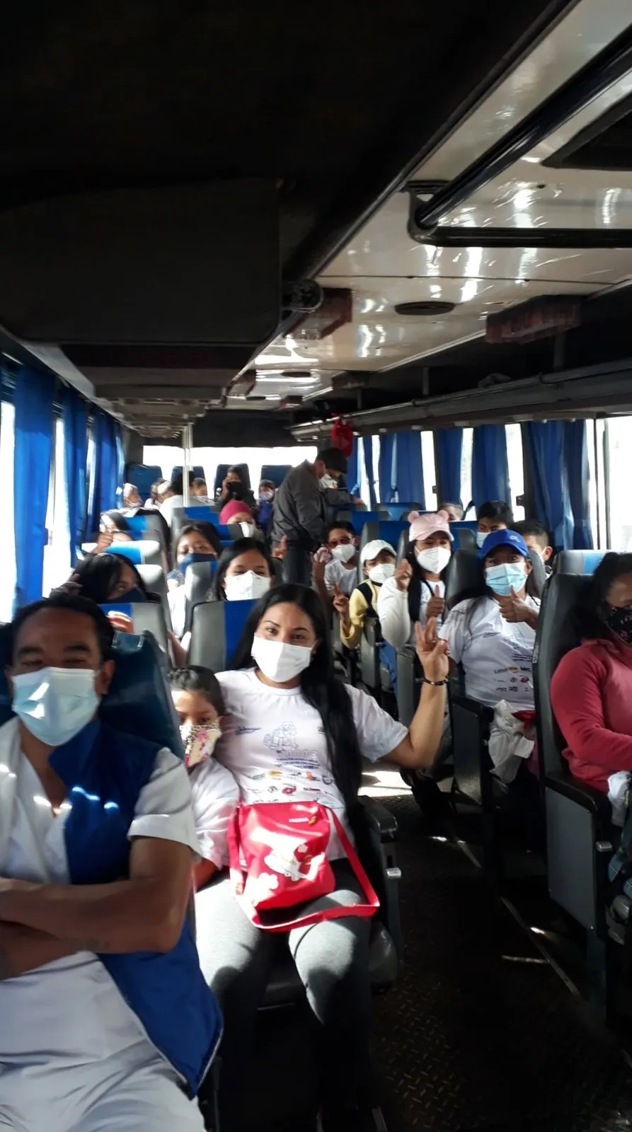 Niños en el bus camino al paseo