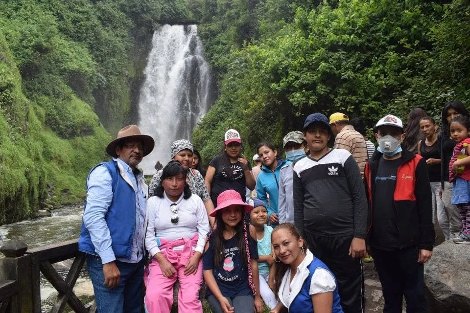 Grupo de FANAC frente a una cascada