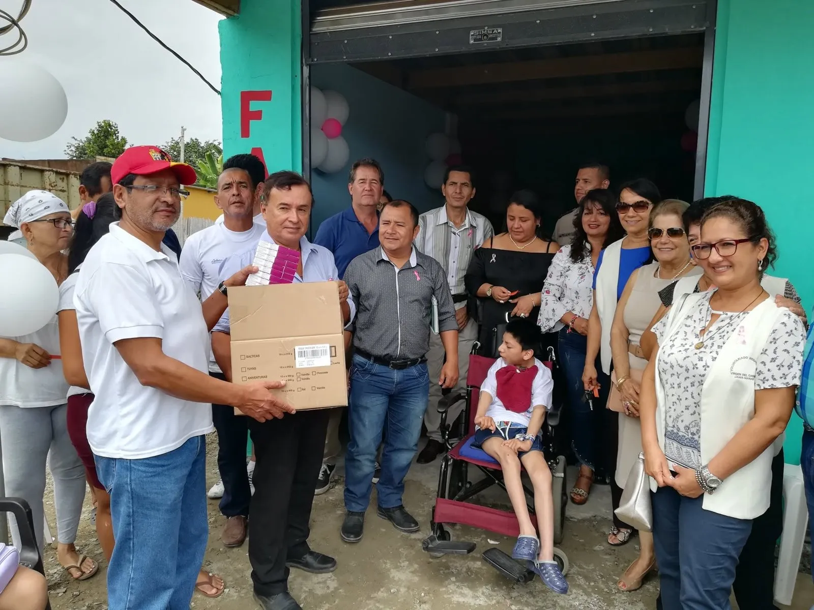 Entrega de donaciones a familias de FANAC