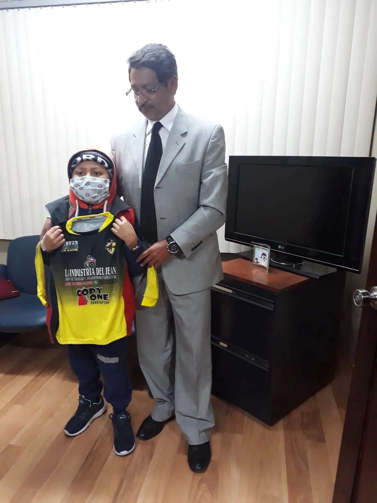 Mario Murgueitio con un niño acompañado por FANAC