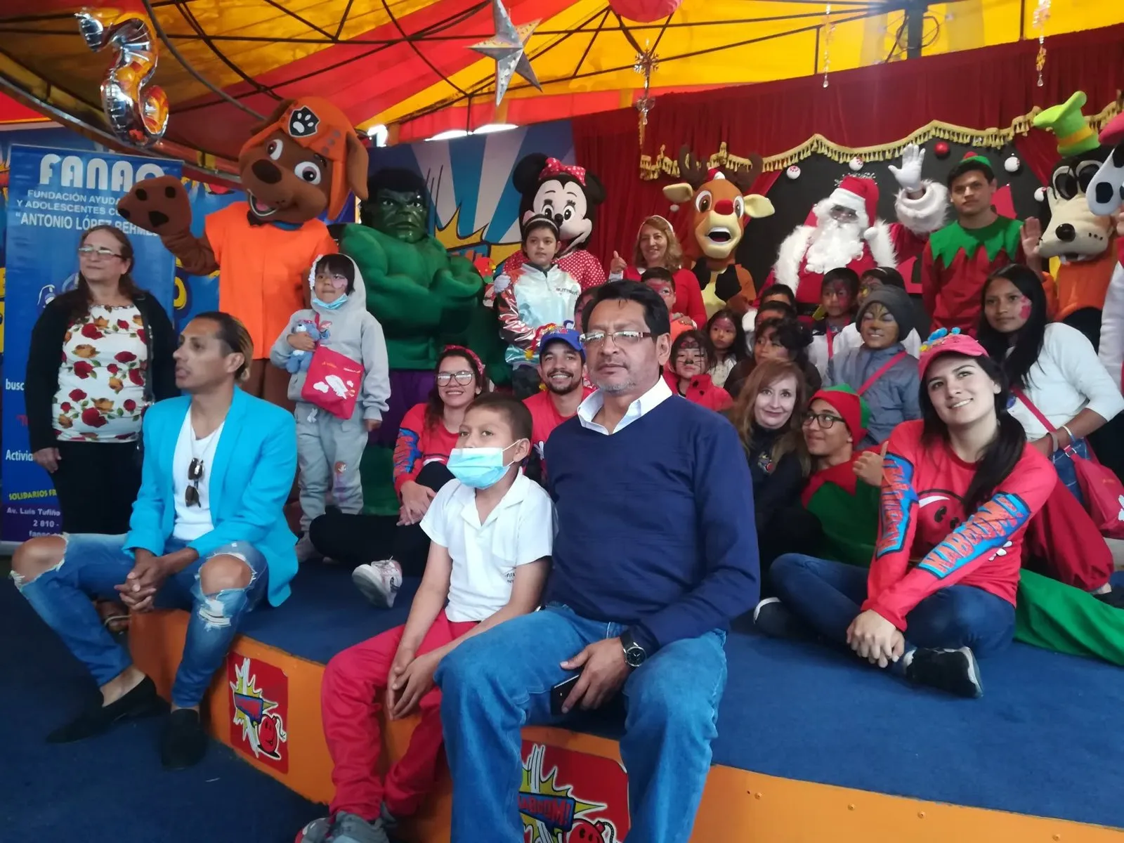 Niños, familias y voluntarios de FANAC en la fiesta de Navidad