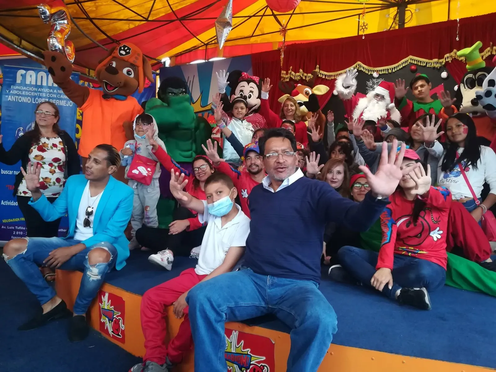 Voluntarios, niños y Mario en la fiesta de Navidad de FANAC