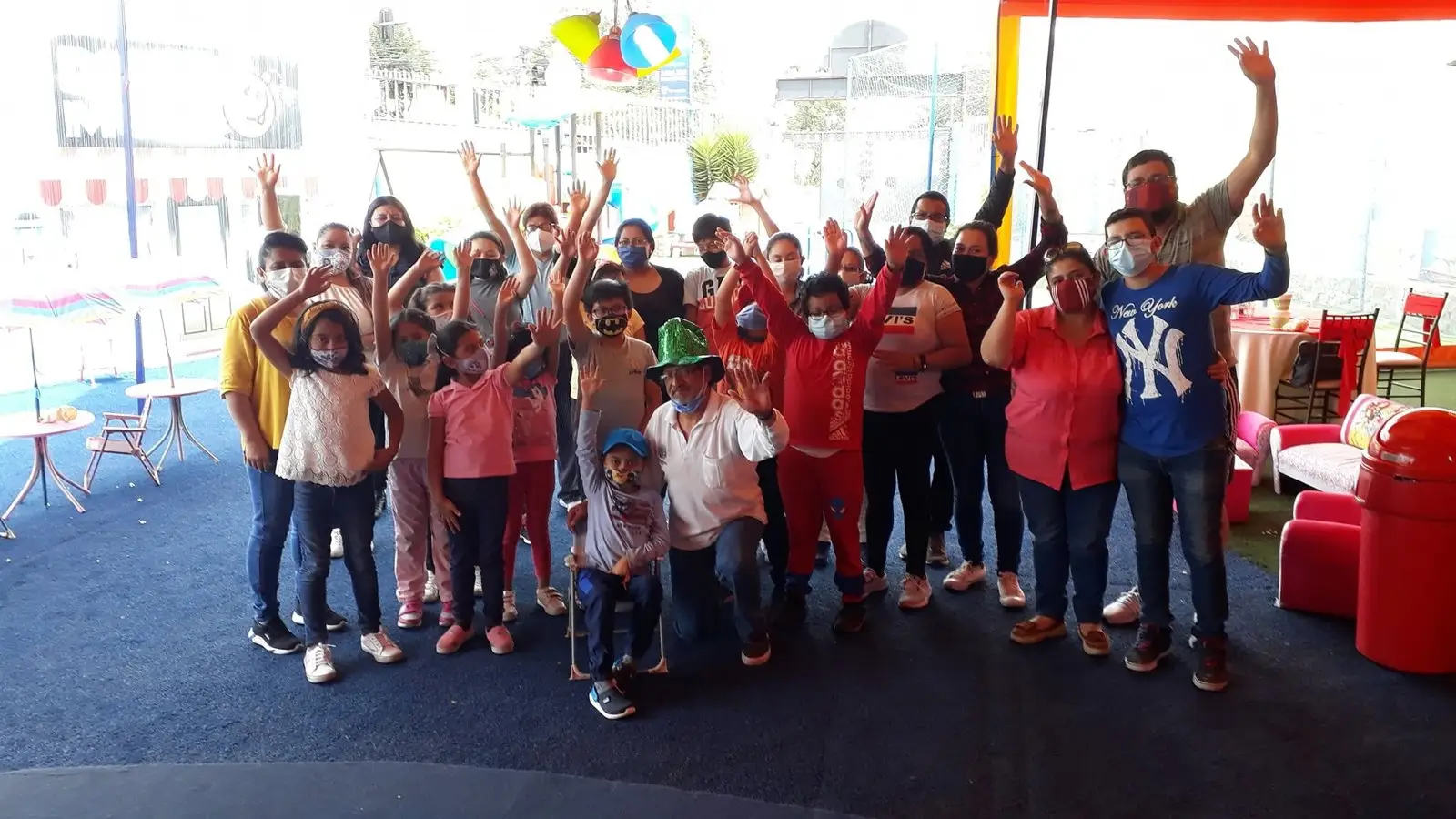 Niños y familias de FANAC levantan los brazos celebrando