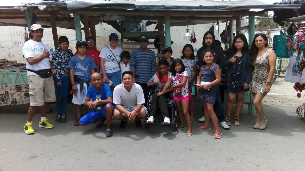Voluntarios y familias en un paseo de FANAC